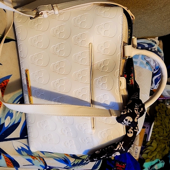 White skull betsey johnson - Picture 1 of 4
